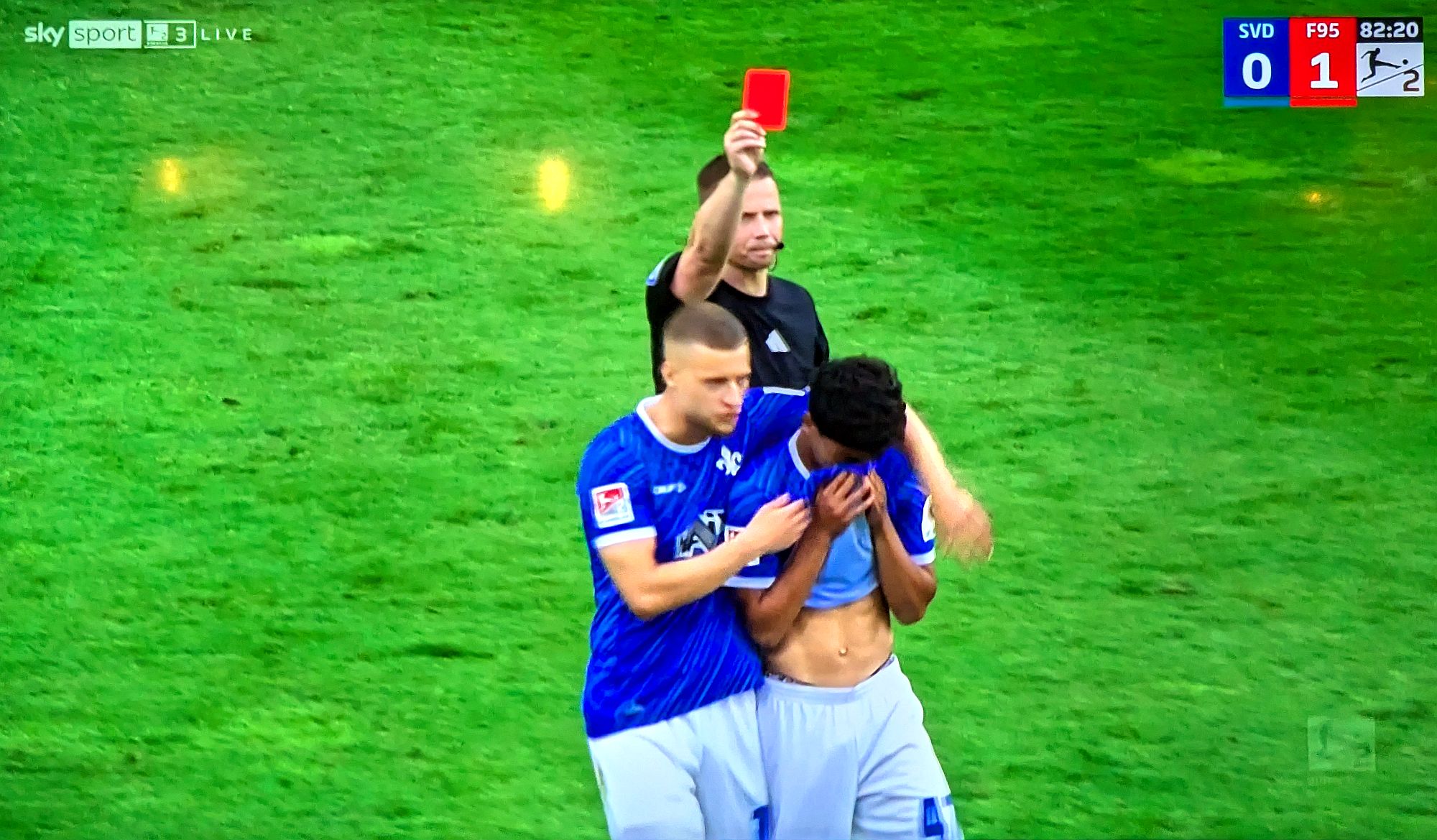 Darmstadt vs F95: Die arme SVD-Socke sieht Rot (Screenshot: Sky)
