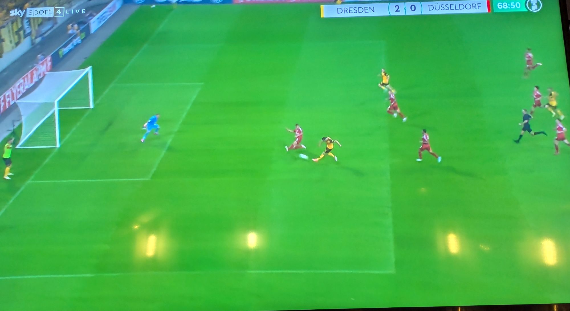 Dresden vs F95: Kollektives Defensivversagen vor dem 2:0 für die SGD (Screenshot Sky)