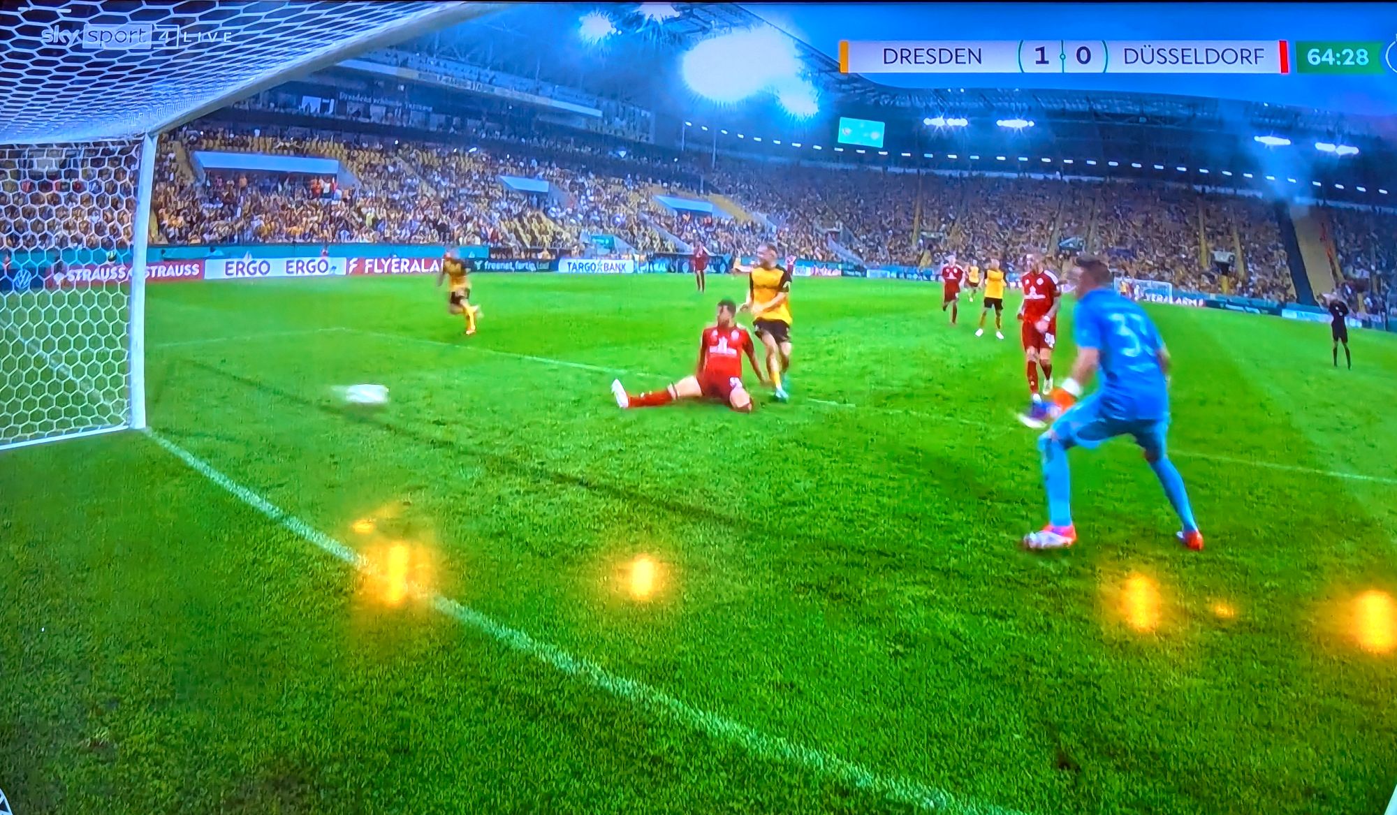 Dresden vs F95: Da hat der Flo aber nochmal Glück gehabt (Screenshot Sky)