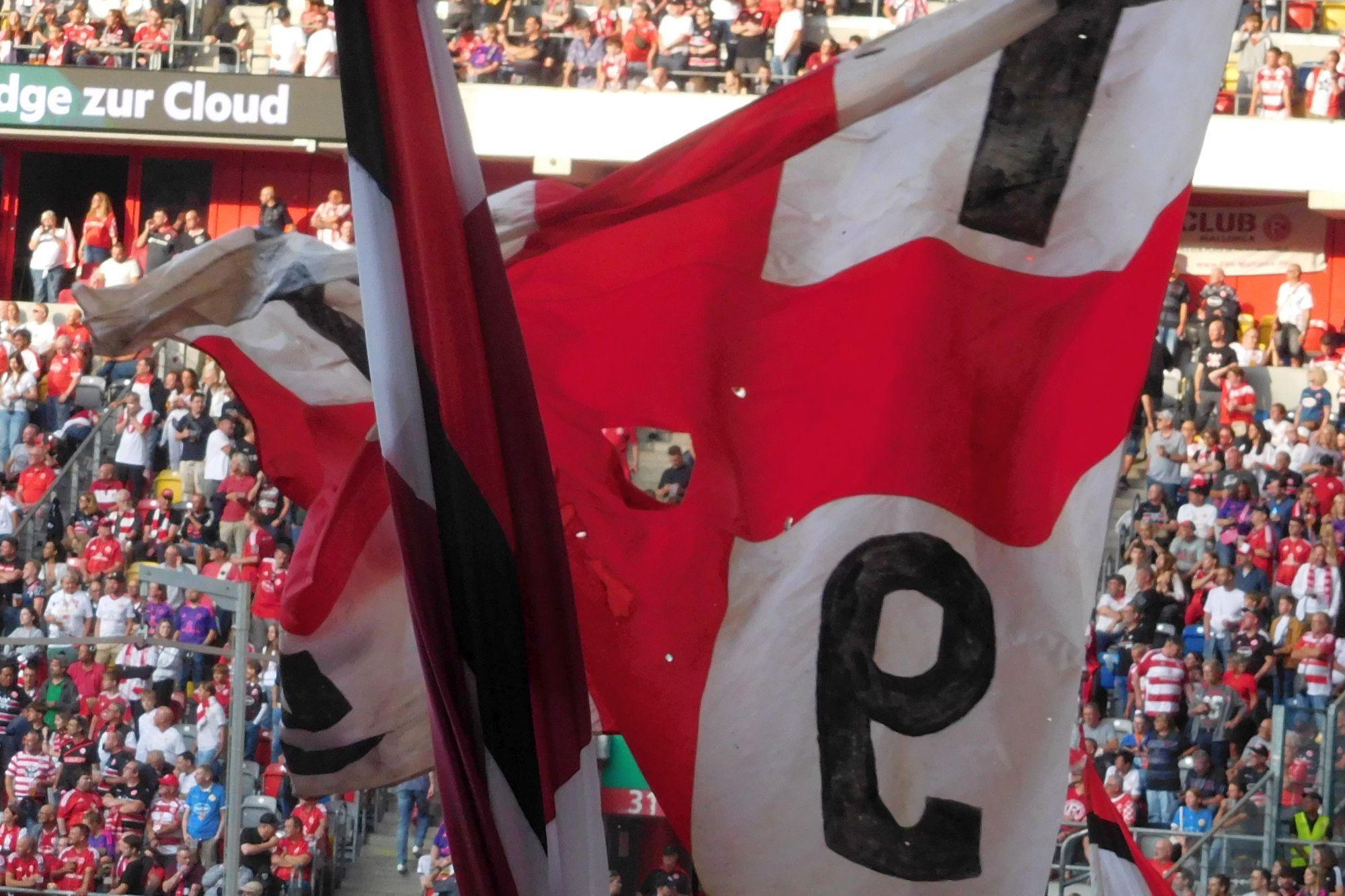 F95 vs Hannover: Das Loch in der Fahne (Foto: FP)