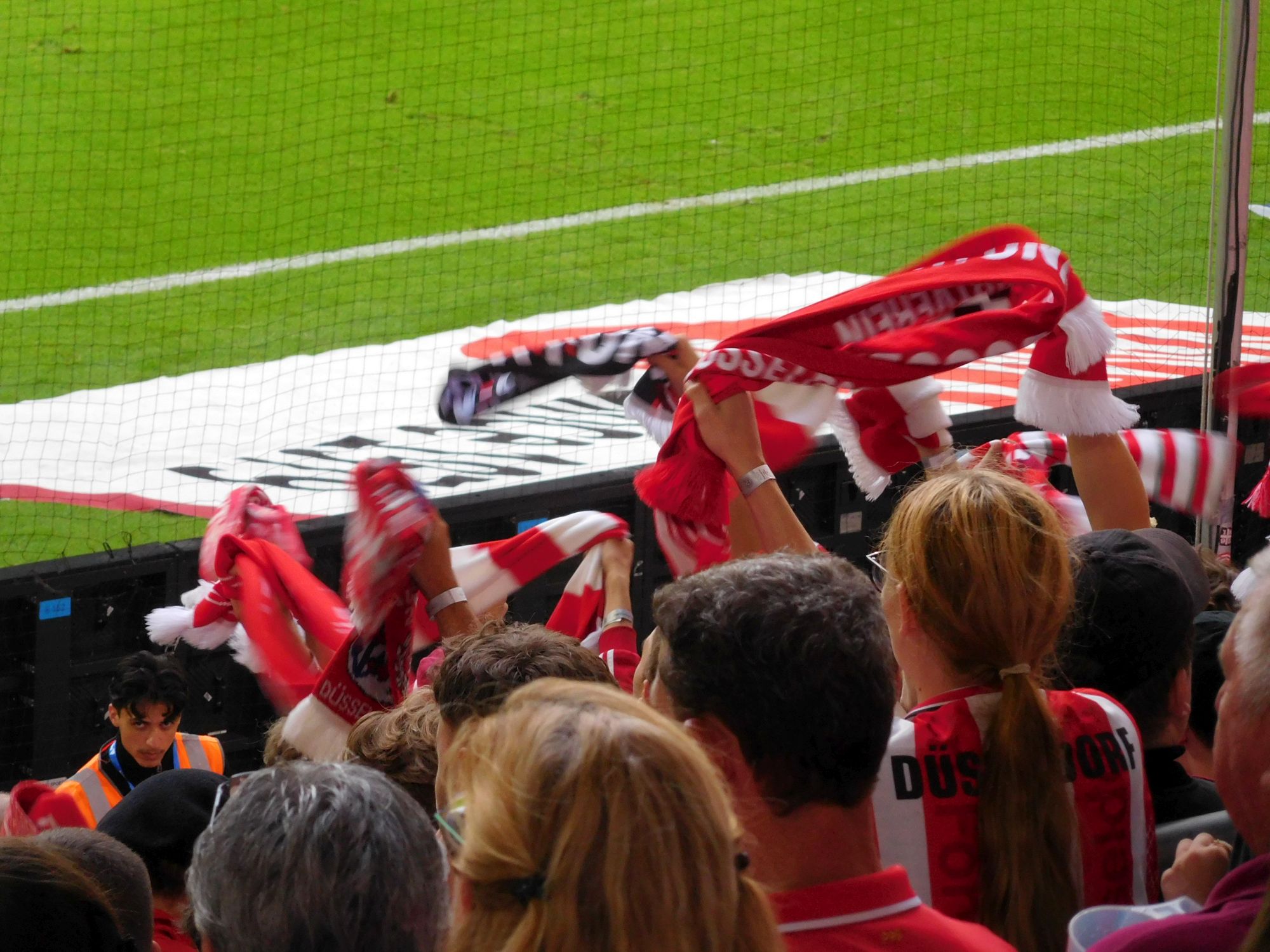 F95 vs Hannover:  Die Liebe ist rot, und die Engel sind weiß... (Foto: FP)