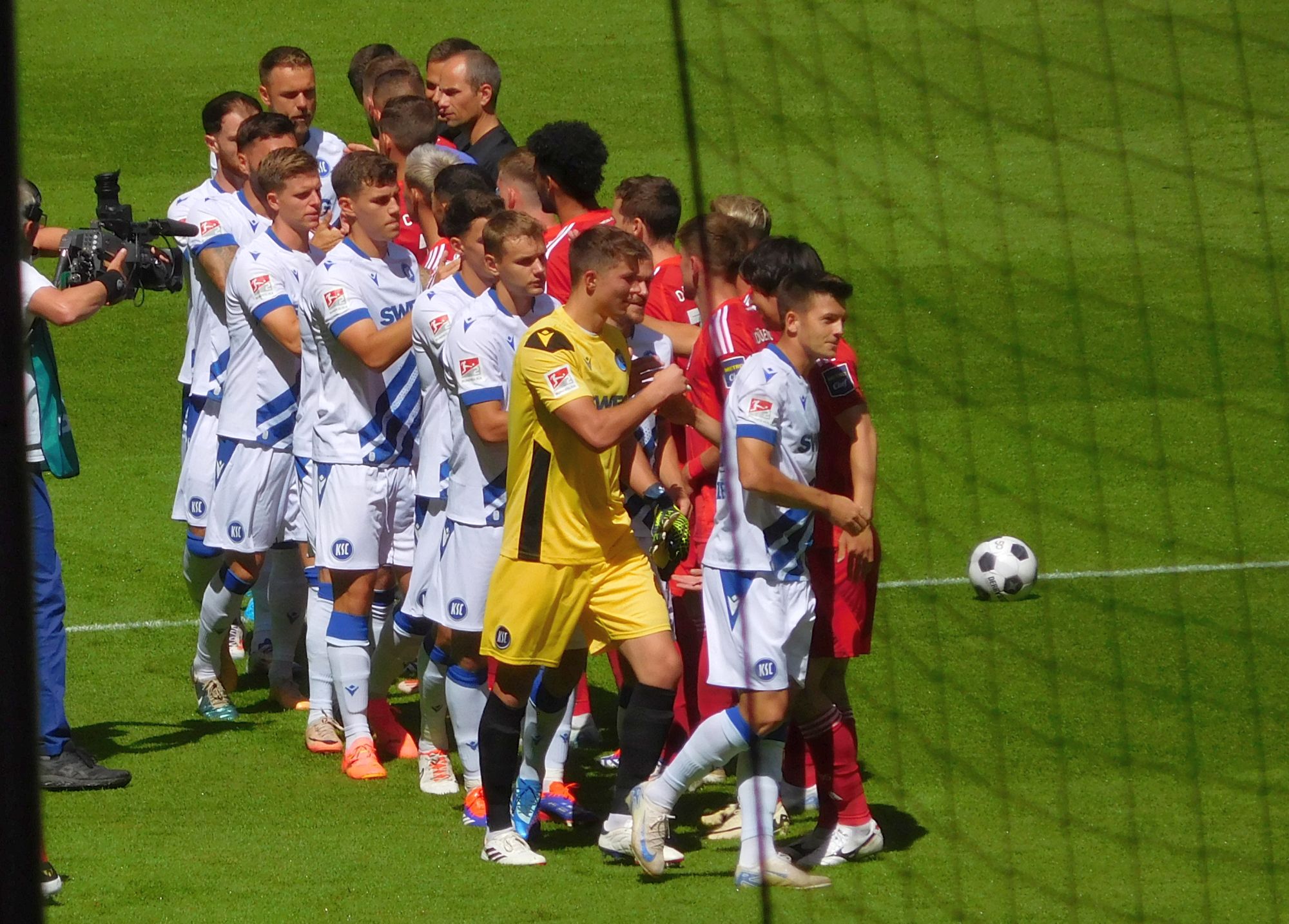 F95 vs KSC: Freundliche Begrüßung in der Sonne )Foto: FP)