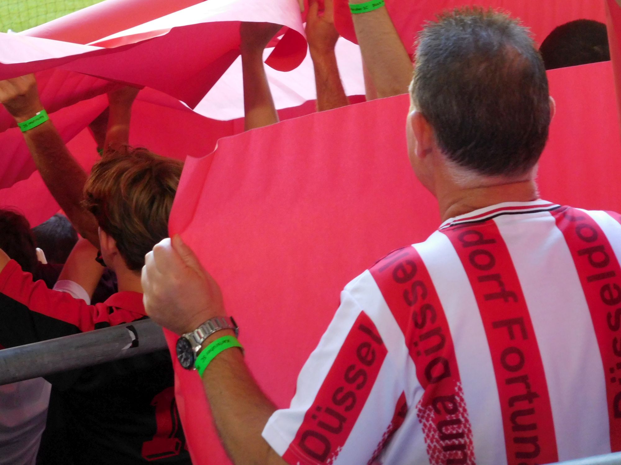 F95 vs KSC: Mit Pappen macht man Choreos (Foto: FP)