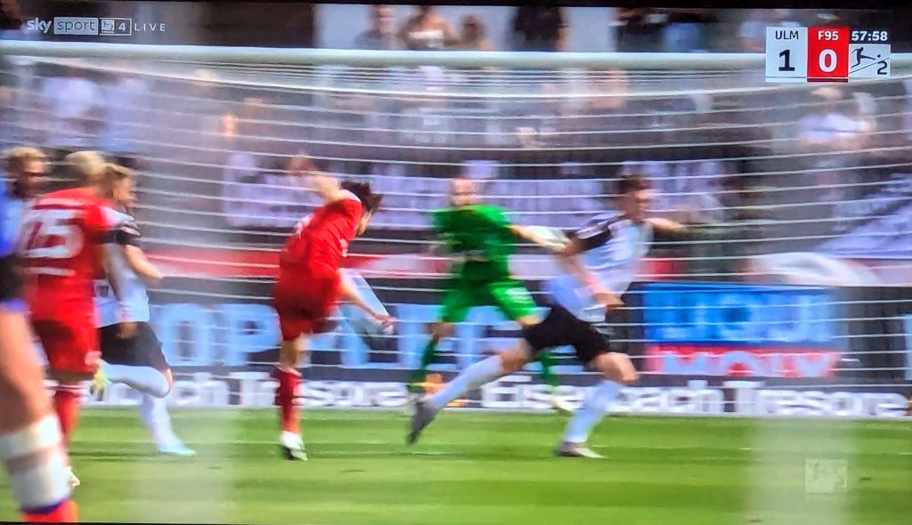 Ulm vs F95: Ao Tanaka zieht aus 20 Metern ab (Screenshot Sky)
