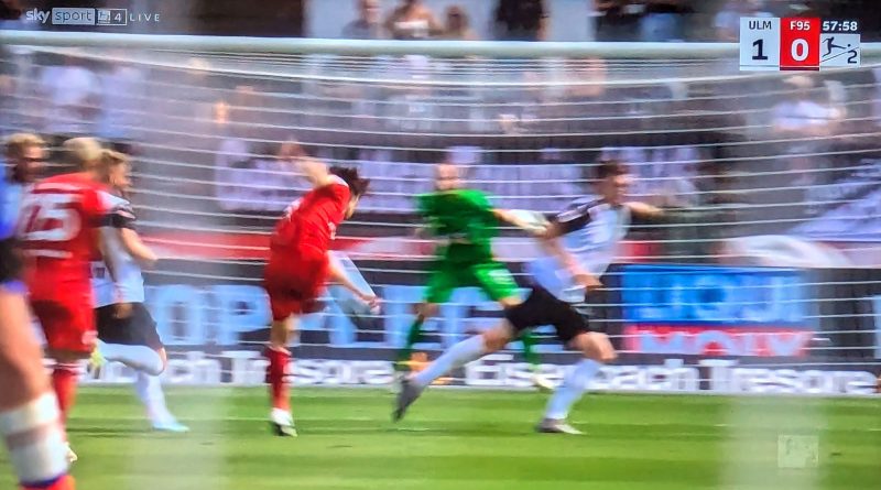 Ulm vs F95: Ao Tanaka zieht aus 20 Metern ab (Screenshot Sky)