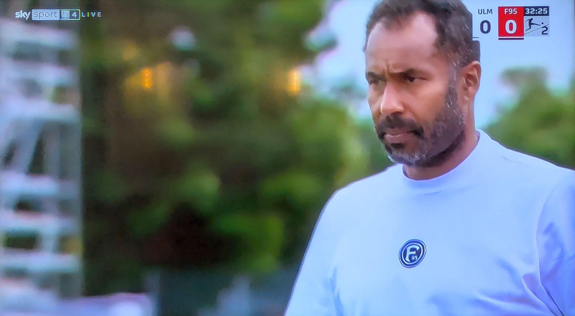 Ulm vs F95: Cheftrainer Daniel Thioune, nachdenklich oder ratlos? (Screenshot Sky)