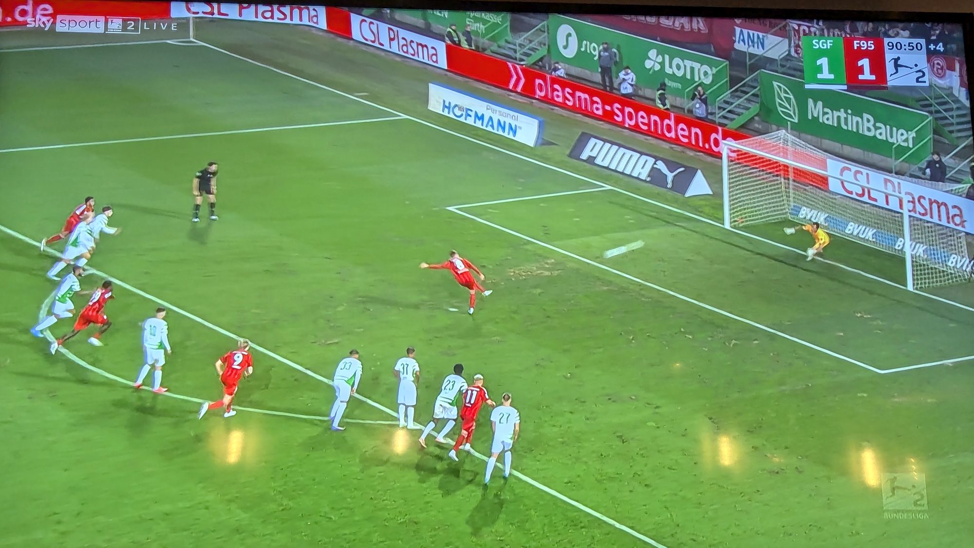 Fürth vs F95: Ísak versenkt den Elfer (Screenshot Sky)