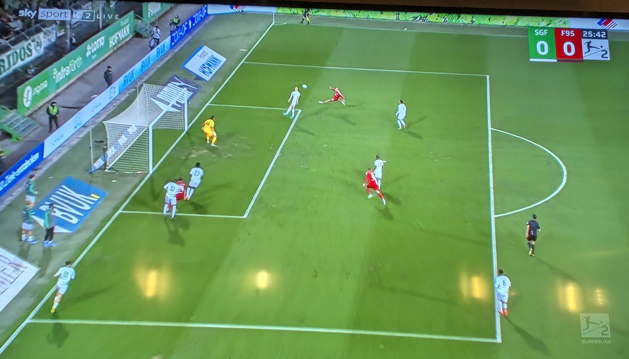 Fürth vs F95: Jonas ambitionierter Schussversuch (Screenshot Sky)