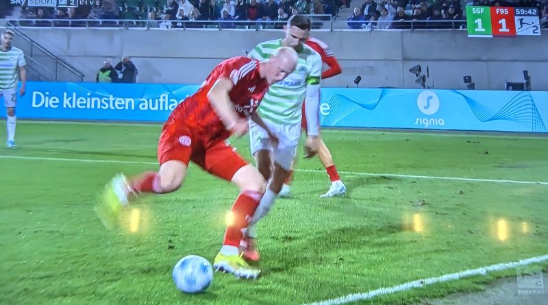Fürth vs F95: Valli Lunddal in Aktion (Screenshot Sky)