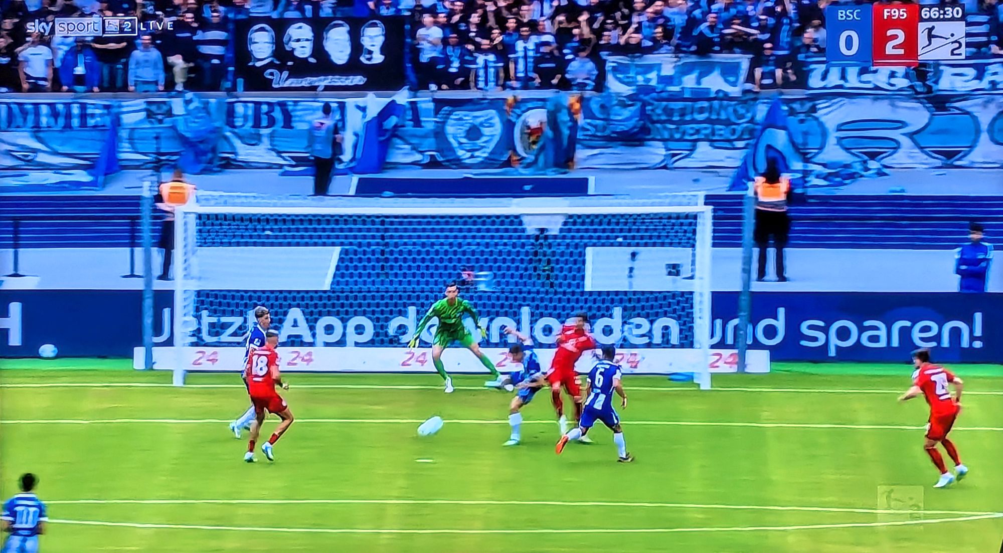Hertha vs F95: Jona Niemiec macht das 2:0 nach Vorlage von Dawid Kownacki (Screenshot Sky)