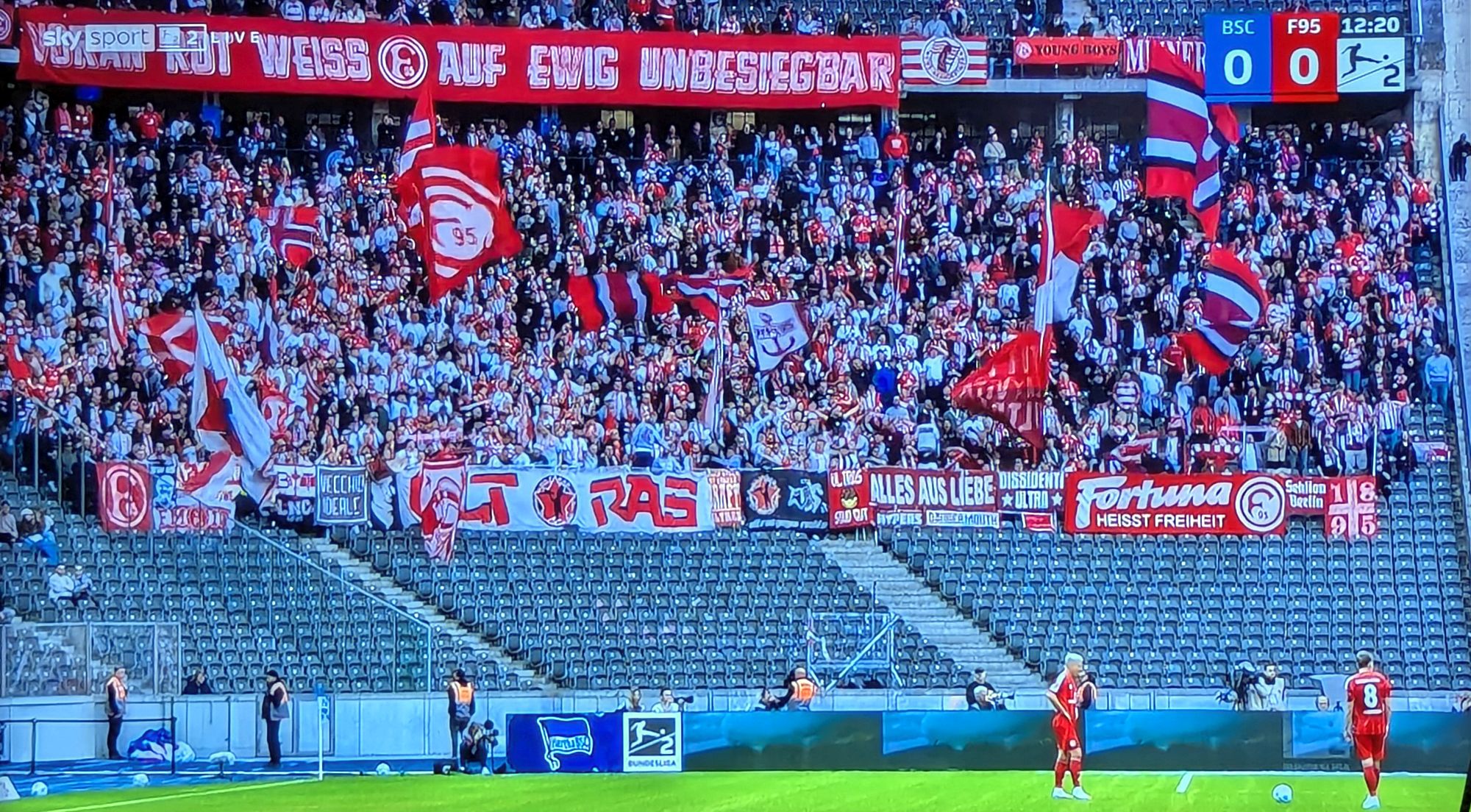 Hertha vs F95: Der mächtige Fortuna-Fanblock (Screenshot Sky)