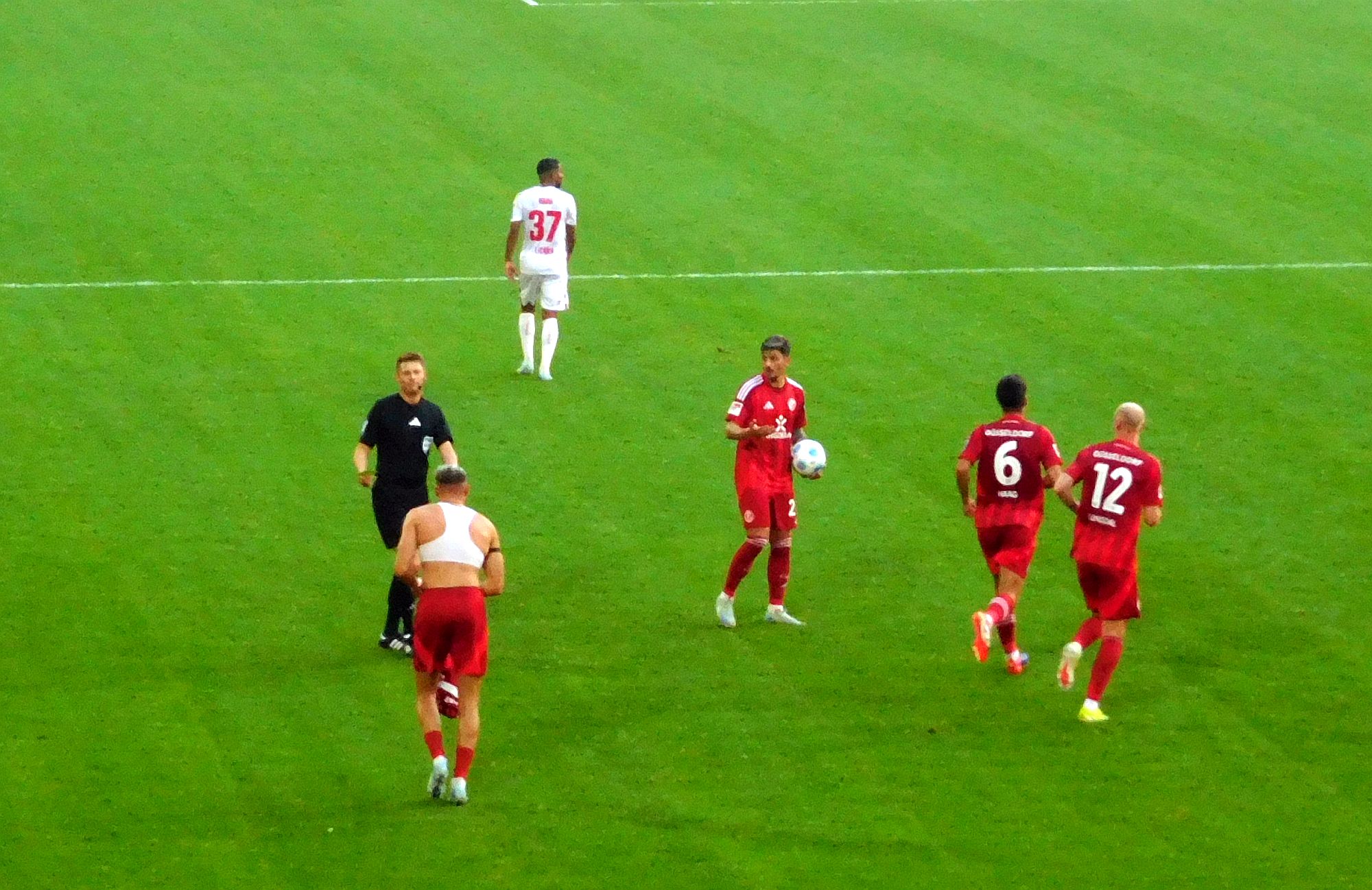 F95 vs Äff-Zeh: Jona macht sich nackig und kriegt Gelb (Foto: FP)