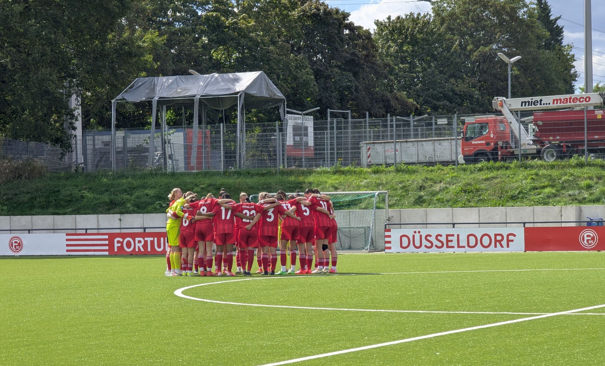 F95-Frauen vs TuSA 06 II: Einschwören vor dem Anpfiff (Foto: FP)