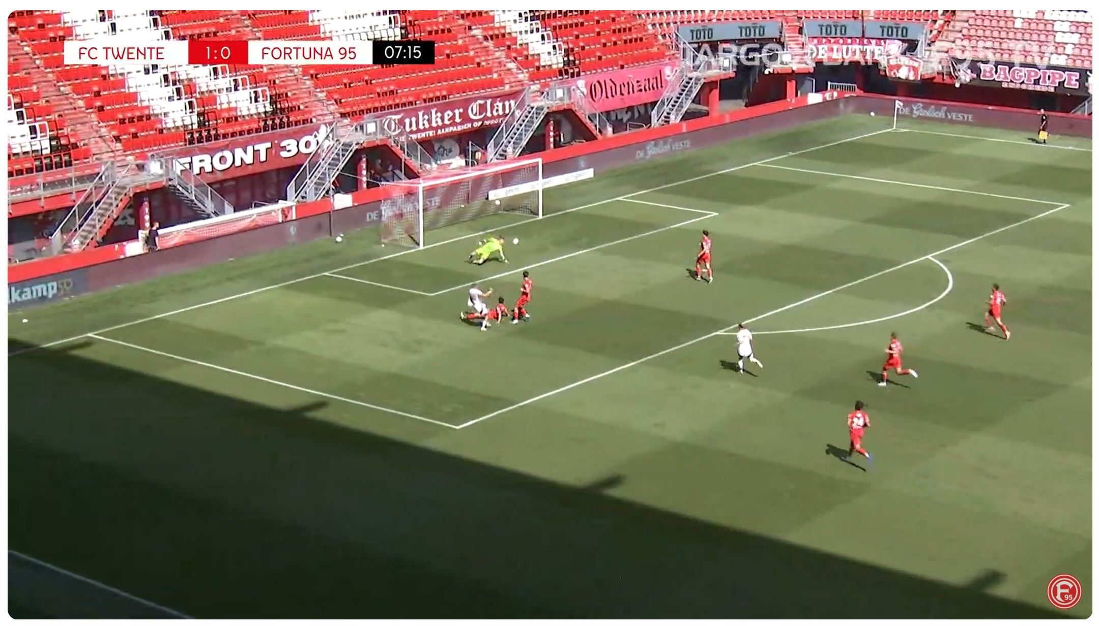 Twente vs F95: Feine Bude durch Jona Niemiec zum 1:1 (Screenshot f95.tv)