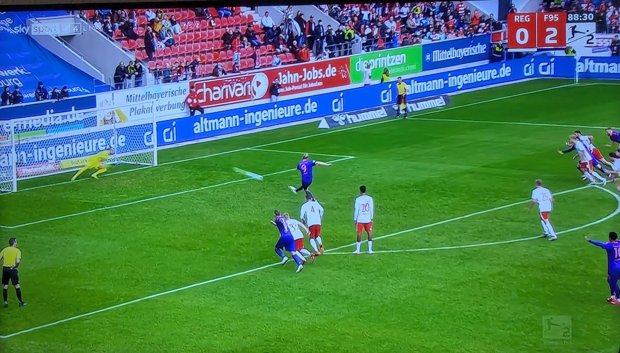 Regensburg vs F95: Vince Vermeij haut den Elfer rein (Screenshot Sky)