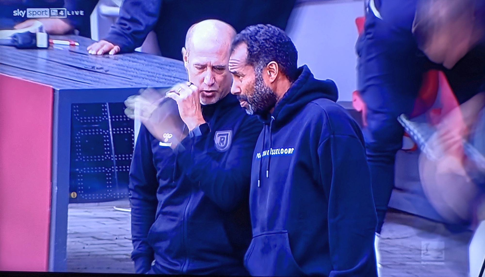 Regensburg vs F95: Gute Freunde kann niemand trennen... (Screenshot Sky)