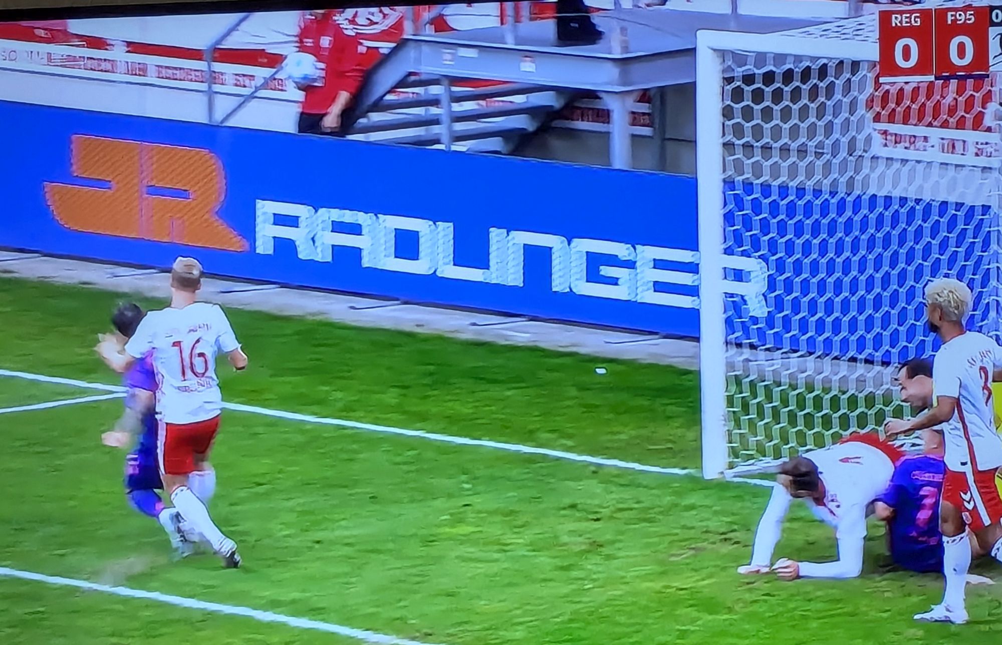 Regensburg vs F95: Die Szene aus der 7. Minute, die kein Elfer war (Screenshot Sky)
