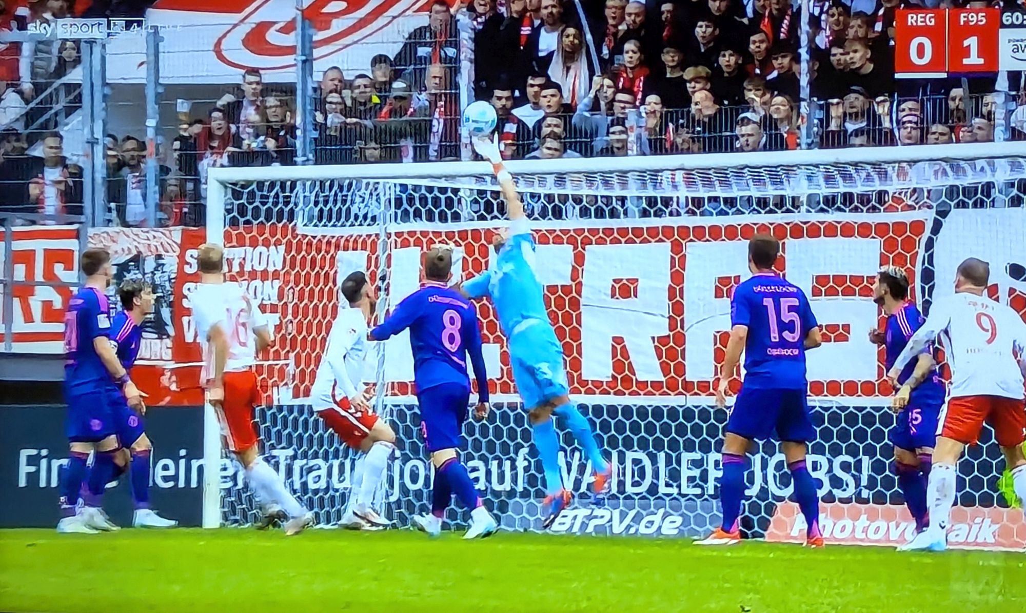 Regensburg vs F95: Spektakuläre Aktion von Kastenmeier (Screenshot Sky)