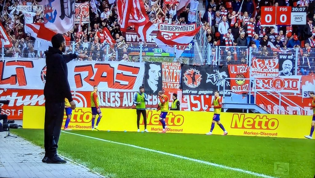 Regensburg vs F95: Trainer Thioune vorm Auswärtsblock (Screenshot Sky)