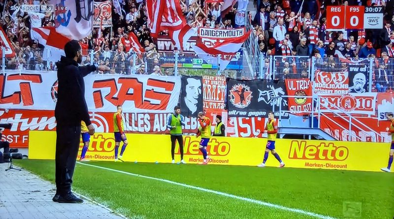 Regensburg vs F95: Trainer Thioune vorm Auswärtsblock (Screenshot Sky)