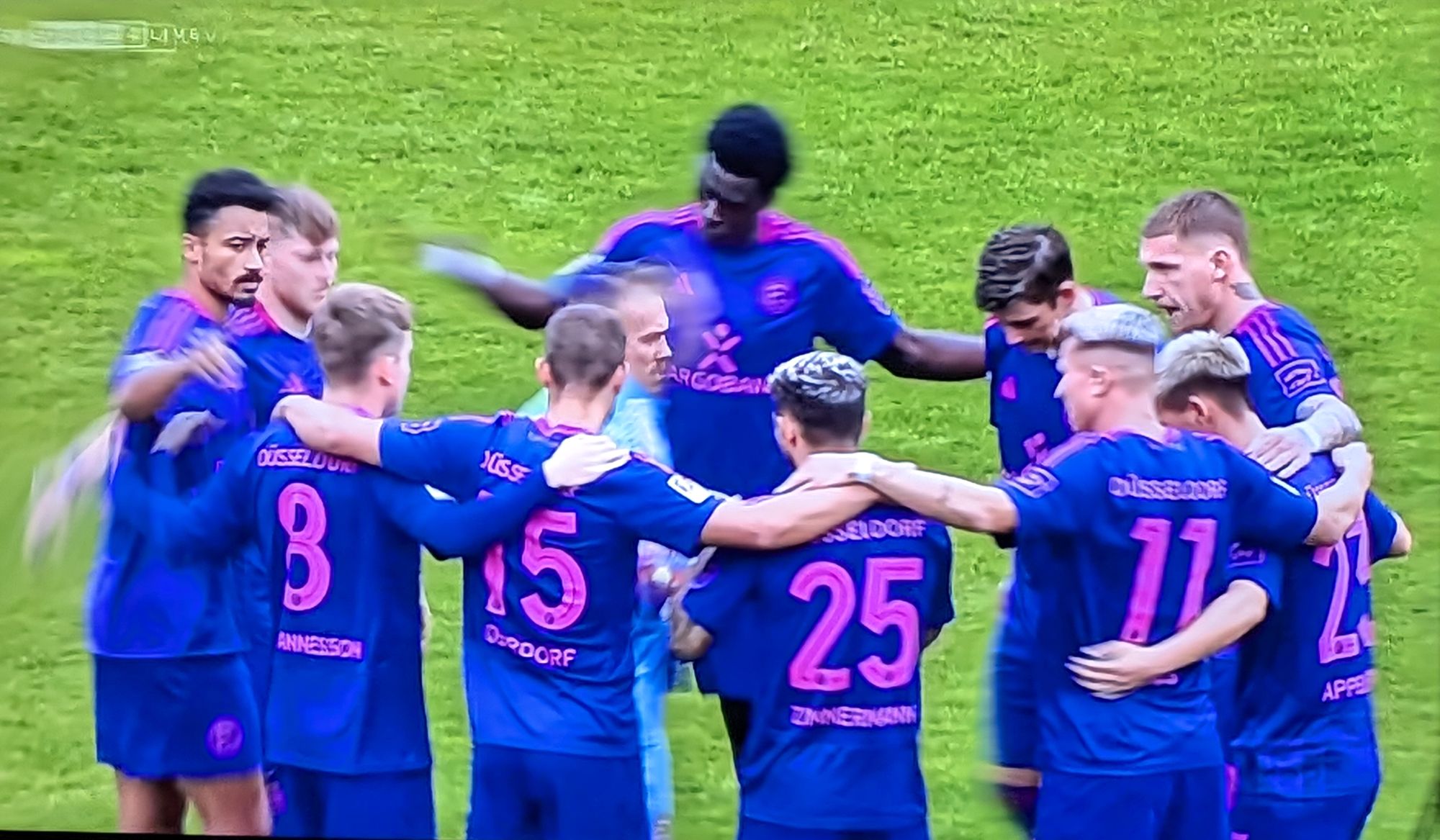 Regensburg vs F95: Zum ersten Mal im lilapinken Ausweichtrikot (Screenshot Sky)