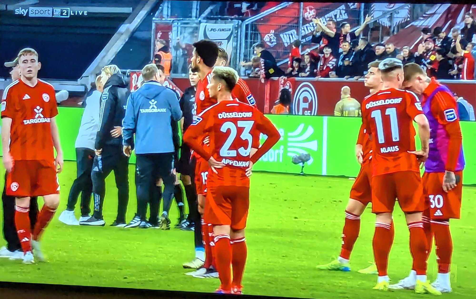 F95 vs K'lautern: Spieler nach Abpfiff - bedröppelt (Screenshot Sky)