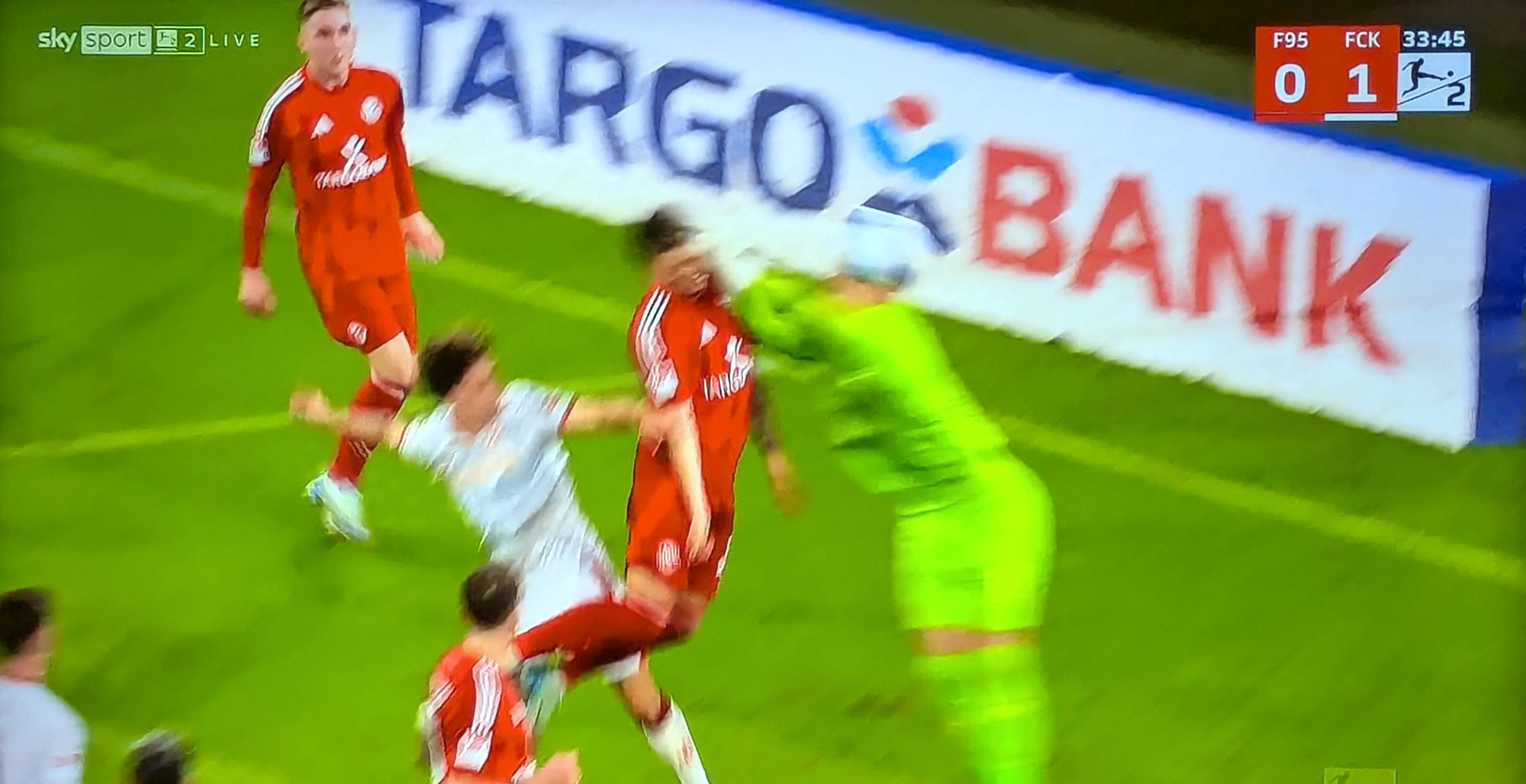 F95 vs K'lautern: Mordversuch an Dawid Kownacki (Screenshot Sky)