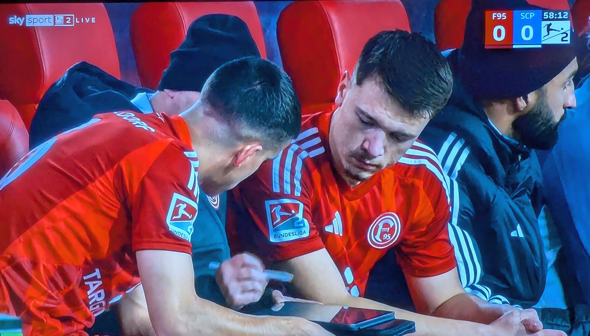 F95 vs Paderborn:  Haag und Pejcinovic werden gebrieft (Screenshot Sky)