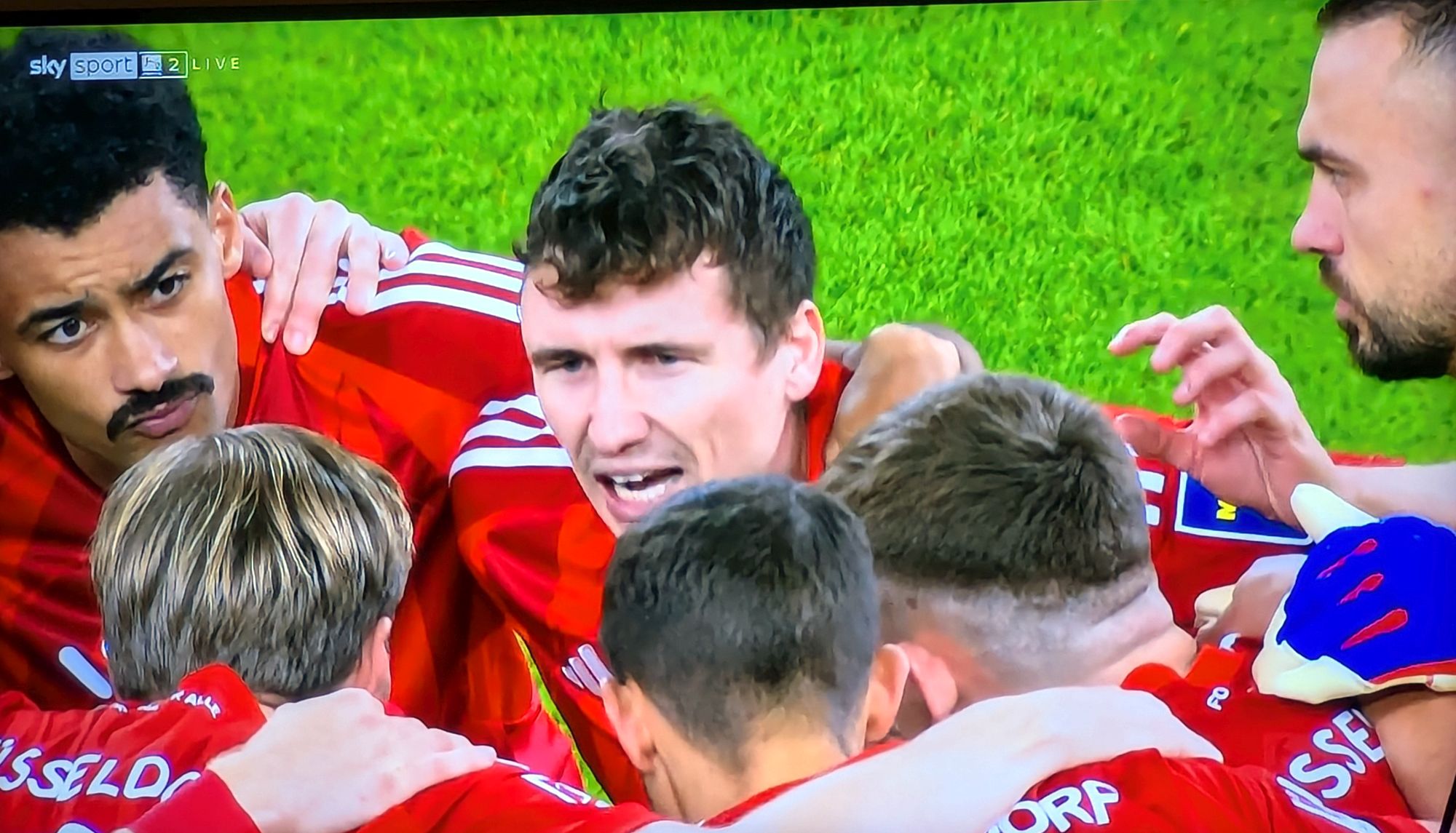 F95 vs Paderborn: Cello motiviert die Kollegen - und was macht der Käpt'n? (Screenshot Sky)