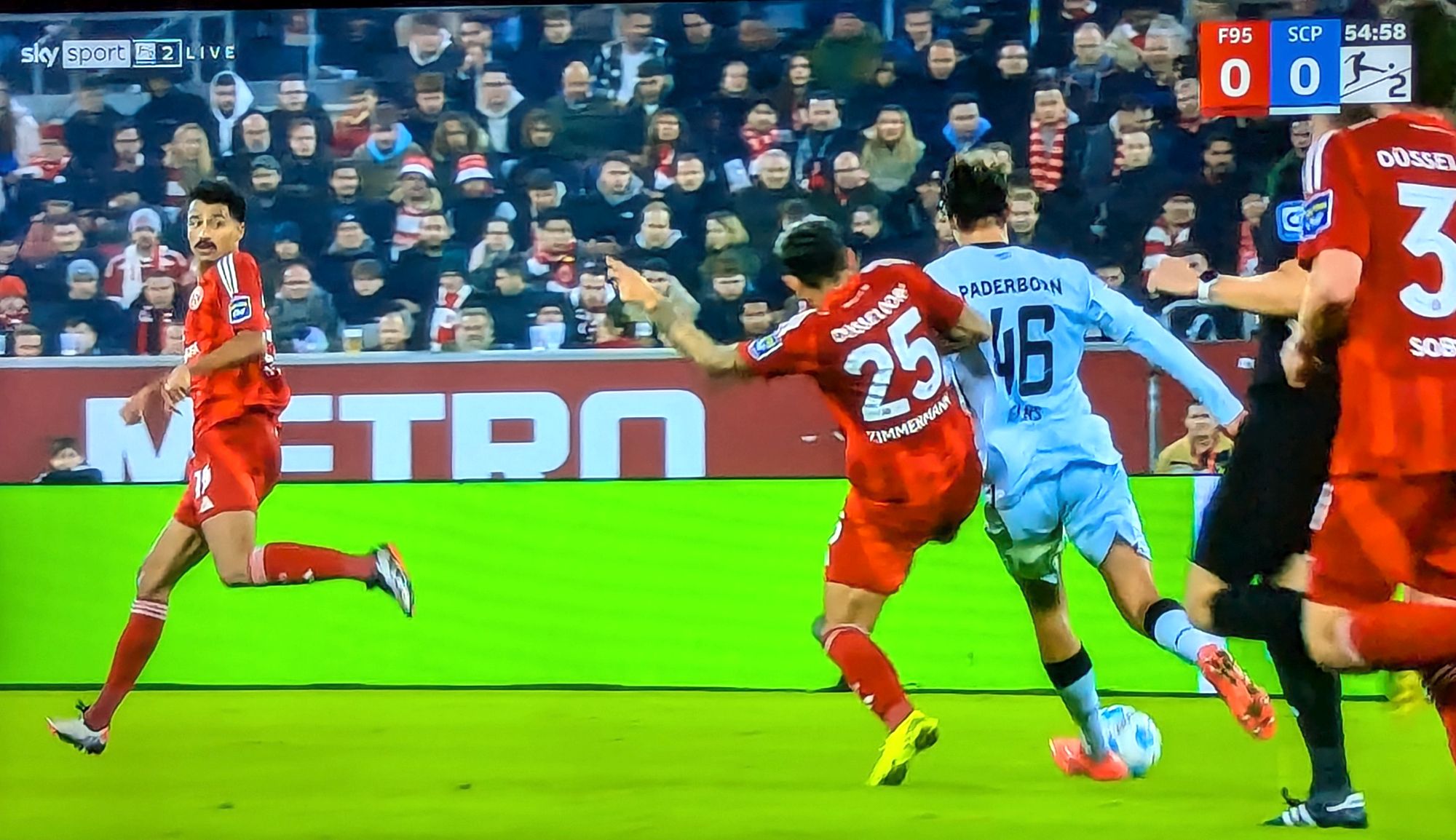 F95 vs Paderborn:  Zimbo im Zweikampf  (Screenshot Sky)