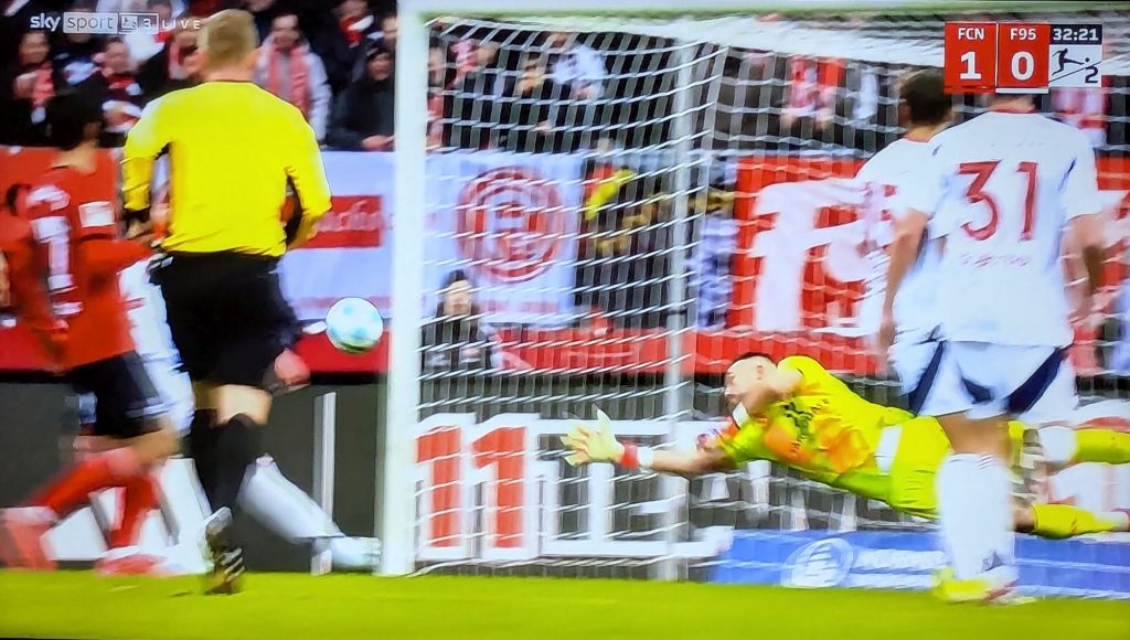 FCN vs F95: Eine der Paraden von Hartmut Kastenmeier, diesem Teufelskerl (Screenshot Sky)