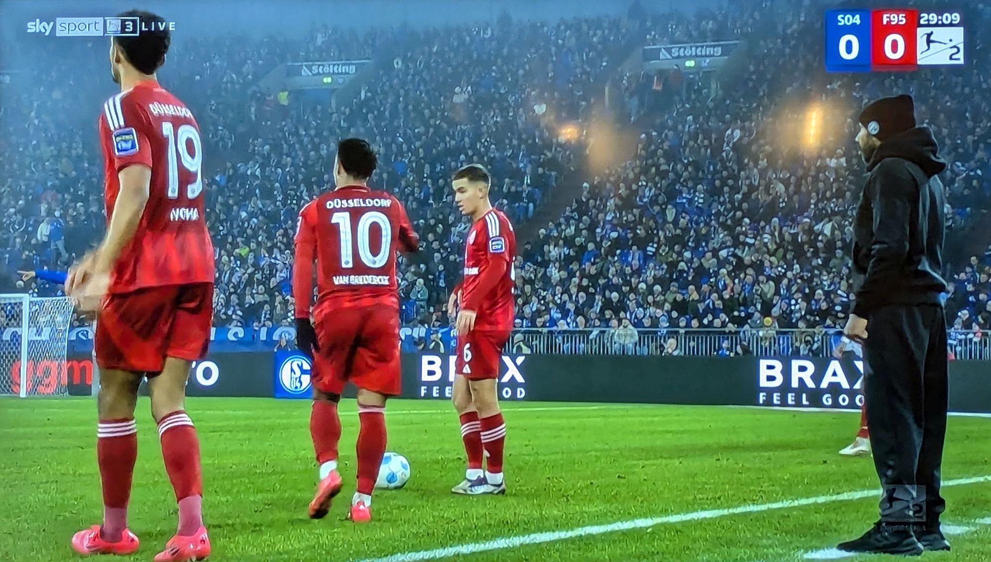 Schalke vs F95: Die Jungs vor einem Freistoß (Screenshot Sky)