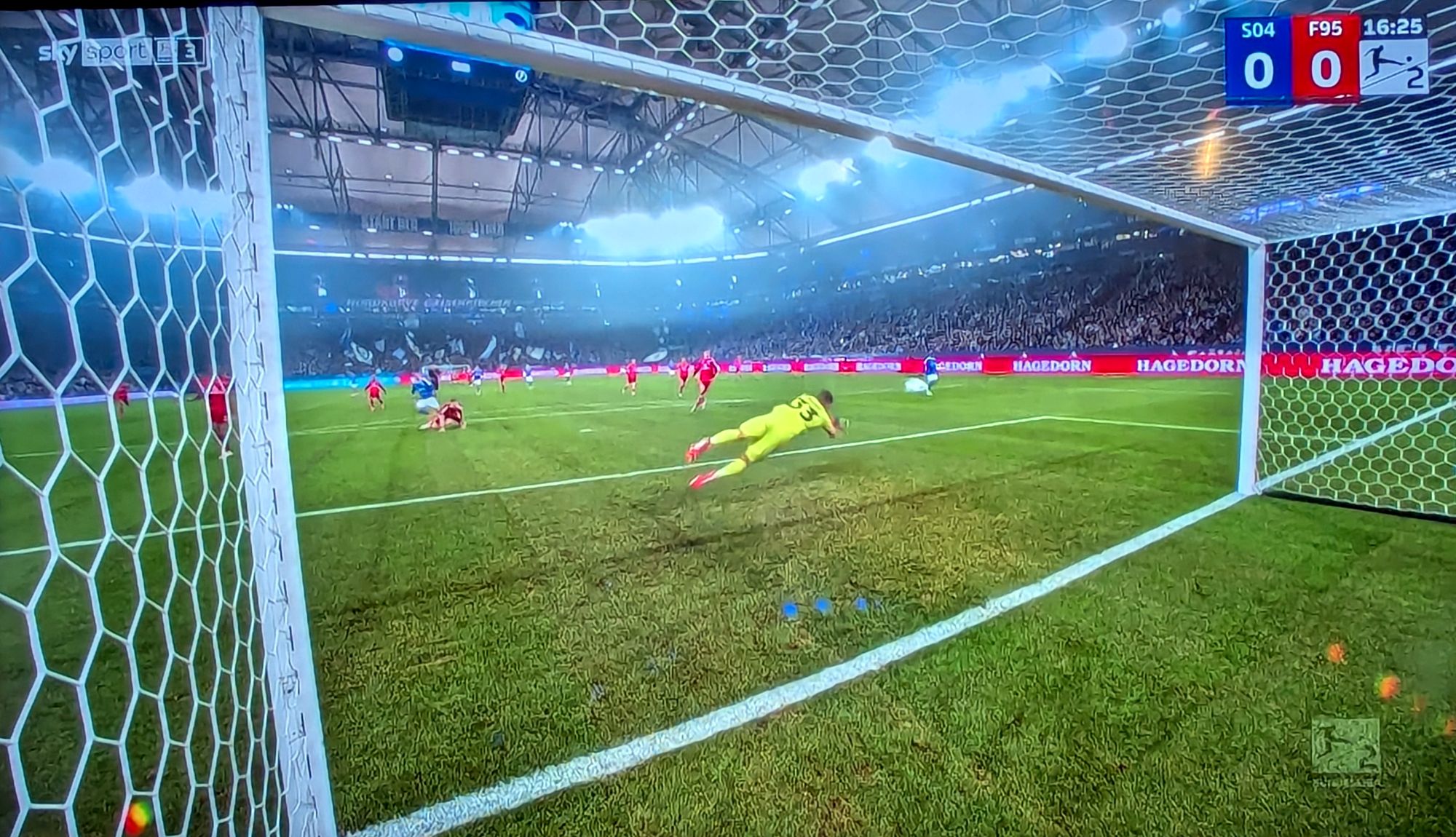 Schalke vs F95: Kastenmeier - die Parade Nr. 1 (Screenshot ARD) (Screenshot Sky)