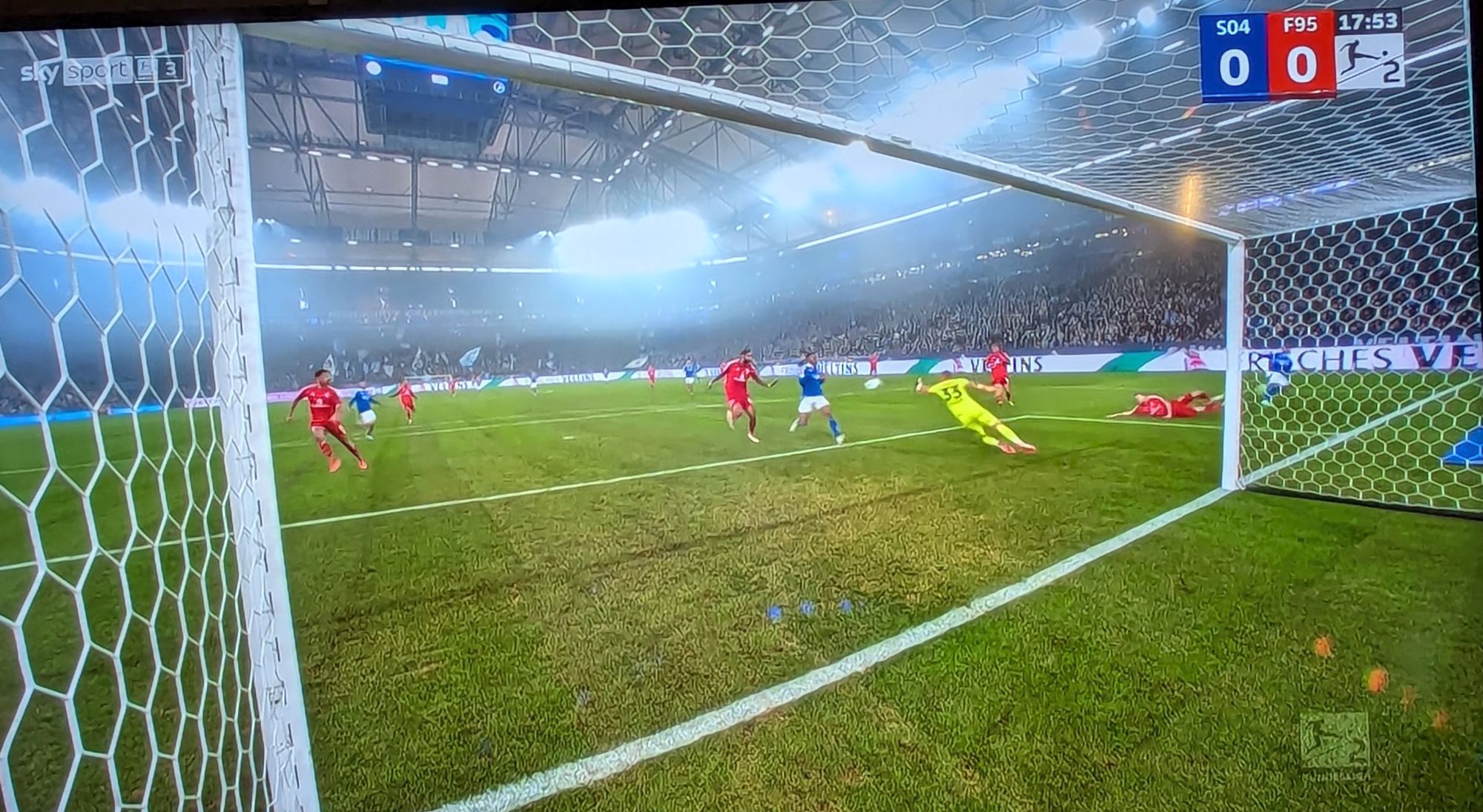 Schalke vs F95: Kastenmeier - die Parade Nr. 2 (Screenshot ARD) (Screenshot Sky)