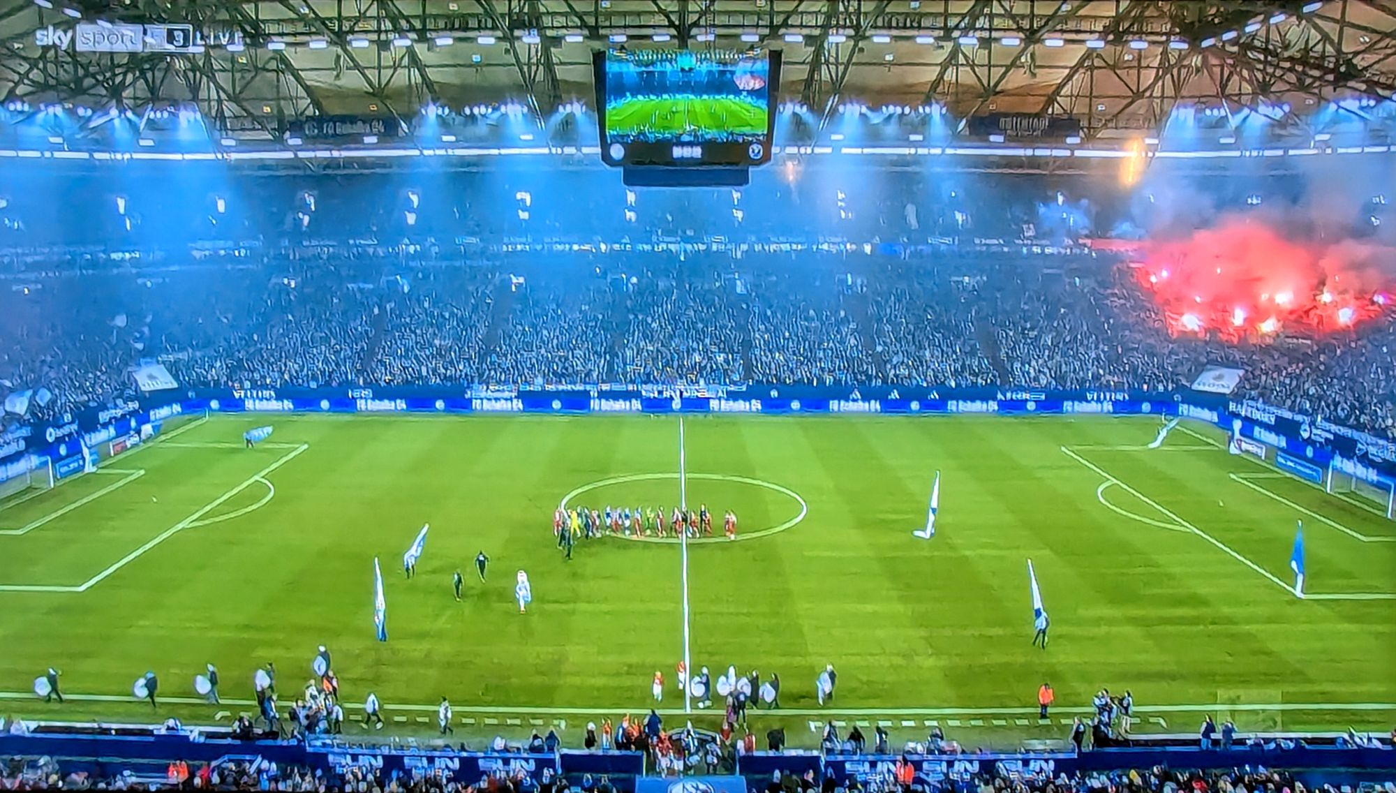 Schalke vs F95: Bisschen Pyro im Auswärtsblock (Screenshot Sky)