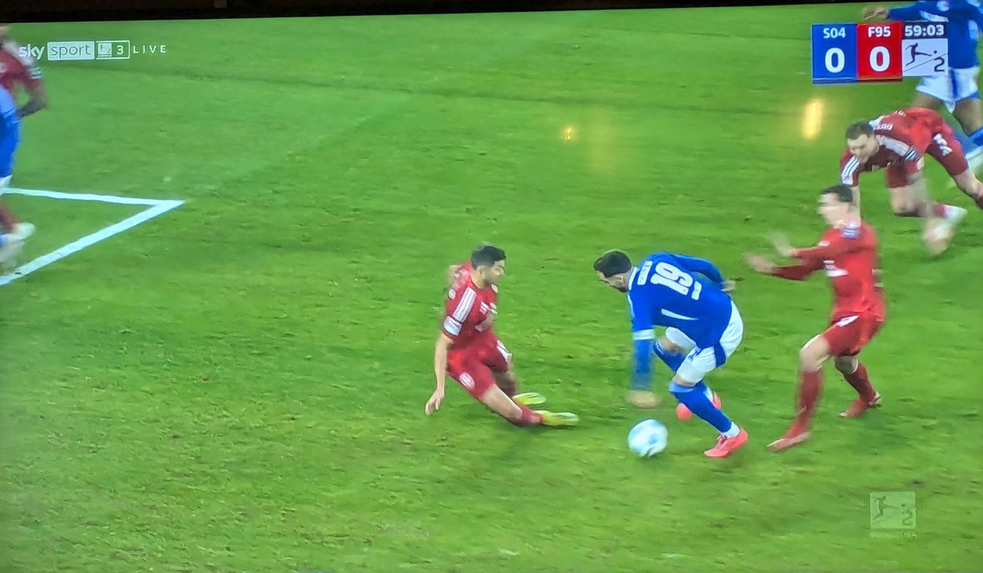 Schalke vs F95: Schwieriger Zweikampf (Screenshot Sky)
