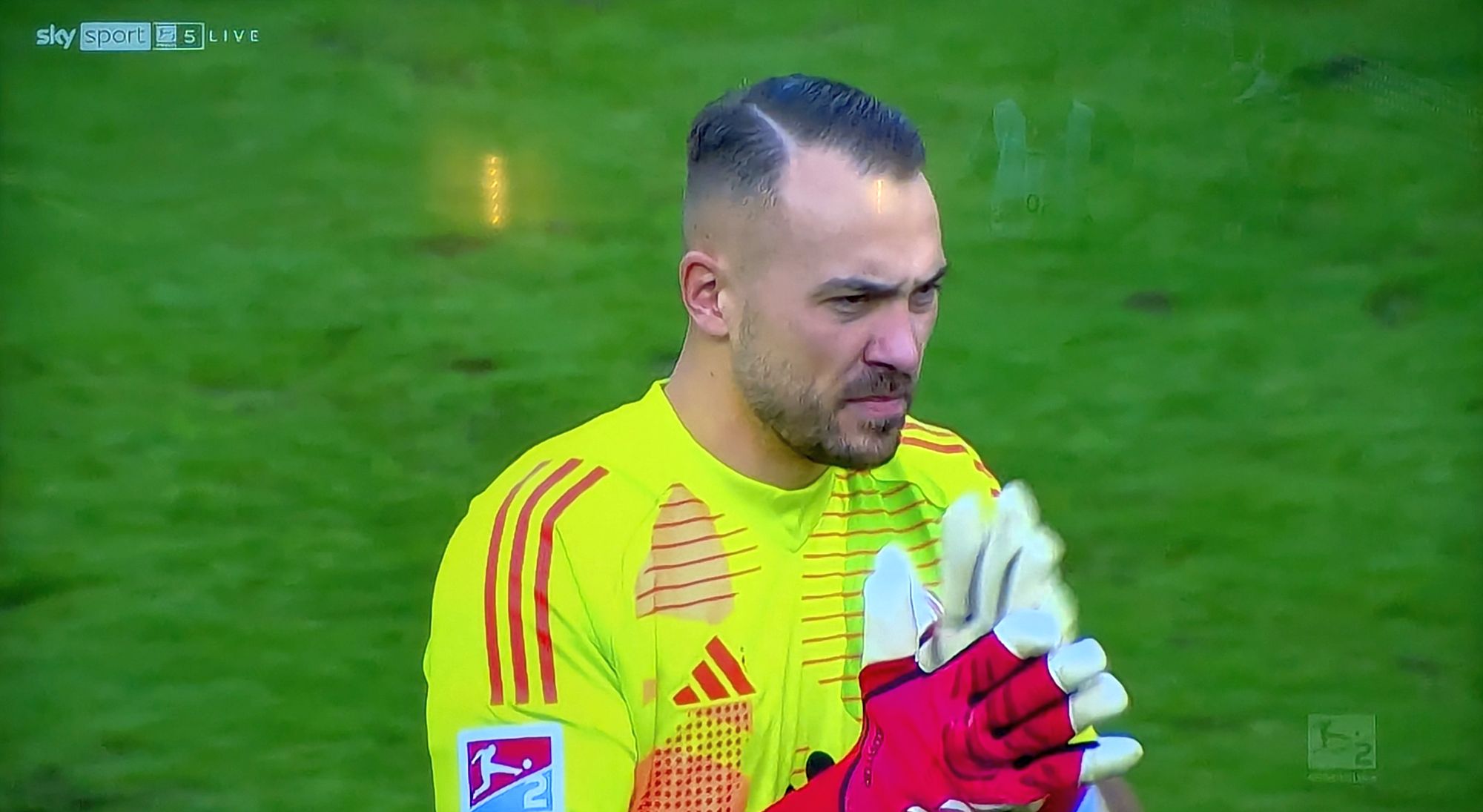 KSC vs F95: Florian Kastenmeier und sein grimmiger Blick (Screenshot Sky)