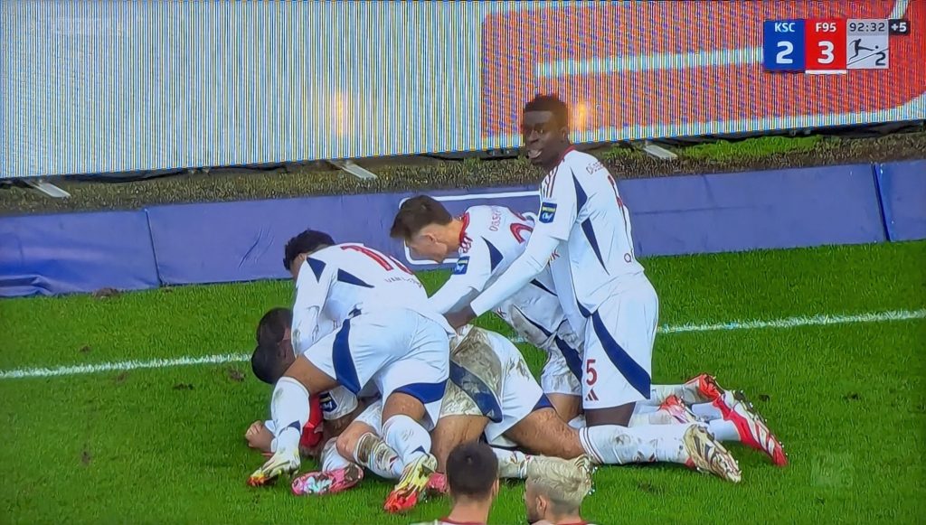 KSC vs F95: Die Jubeltraube nach dem Siegtreffer (Screenshot Sky)