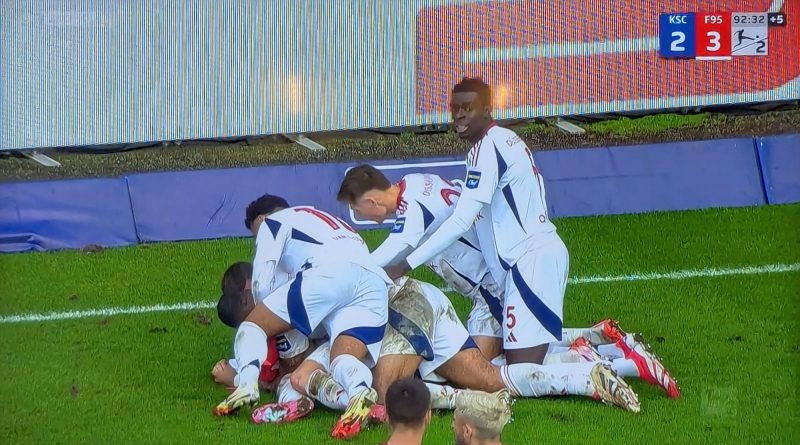 KSC vs F95: Die Jubeltraube nach dem Siegtreffer (Screenshot Sky)
