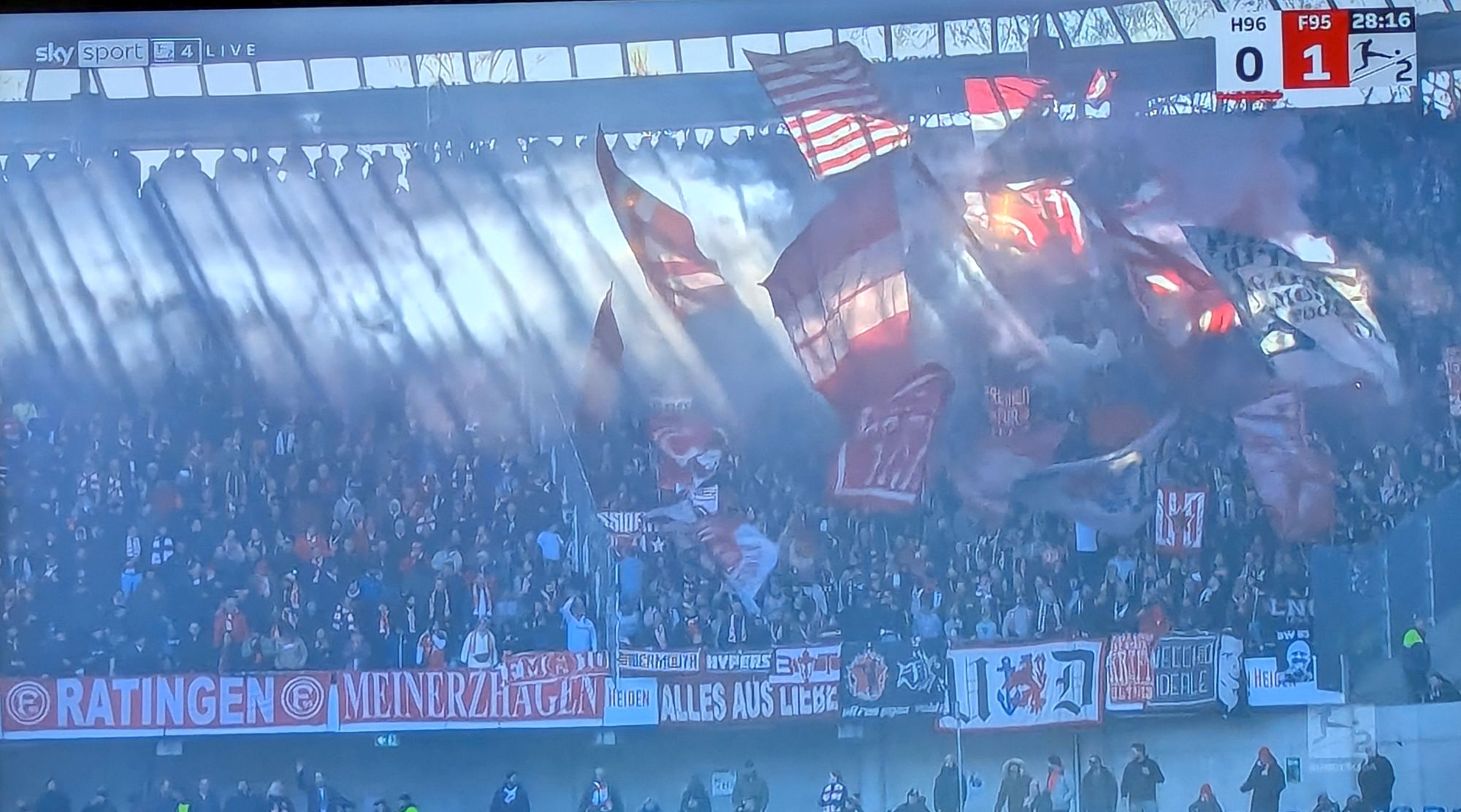 Hannover vs F95: Der Block raucht (Screenshot Sky)