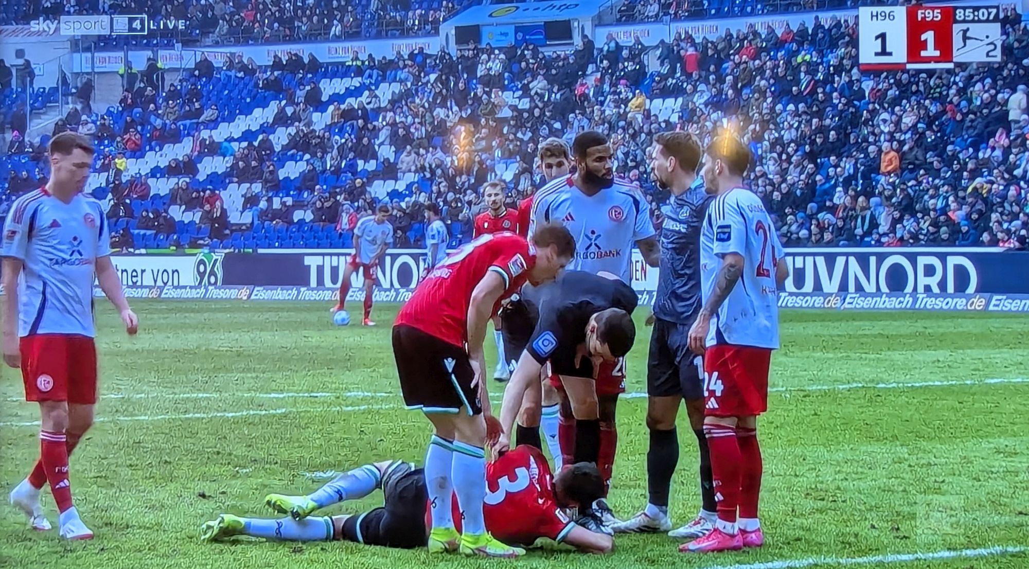 Hannover vs F95:  Kleine Diskussion (Screenshot Sky)