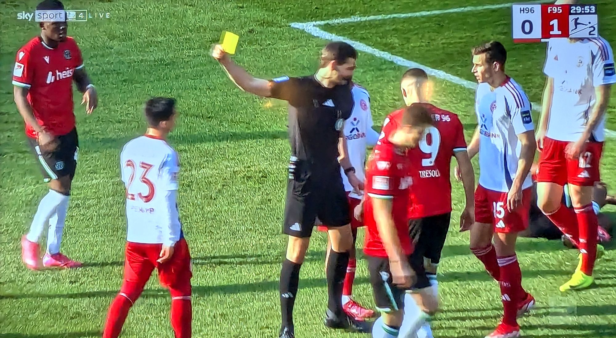 Hannover vs F95: Da kriegt Shinta nicht ganz zu Recht die gelbe Karte (Screenshot Sky)