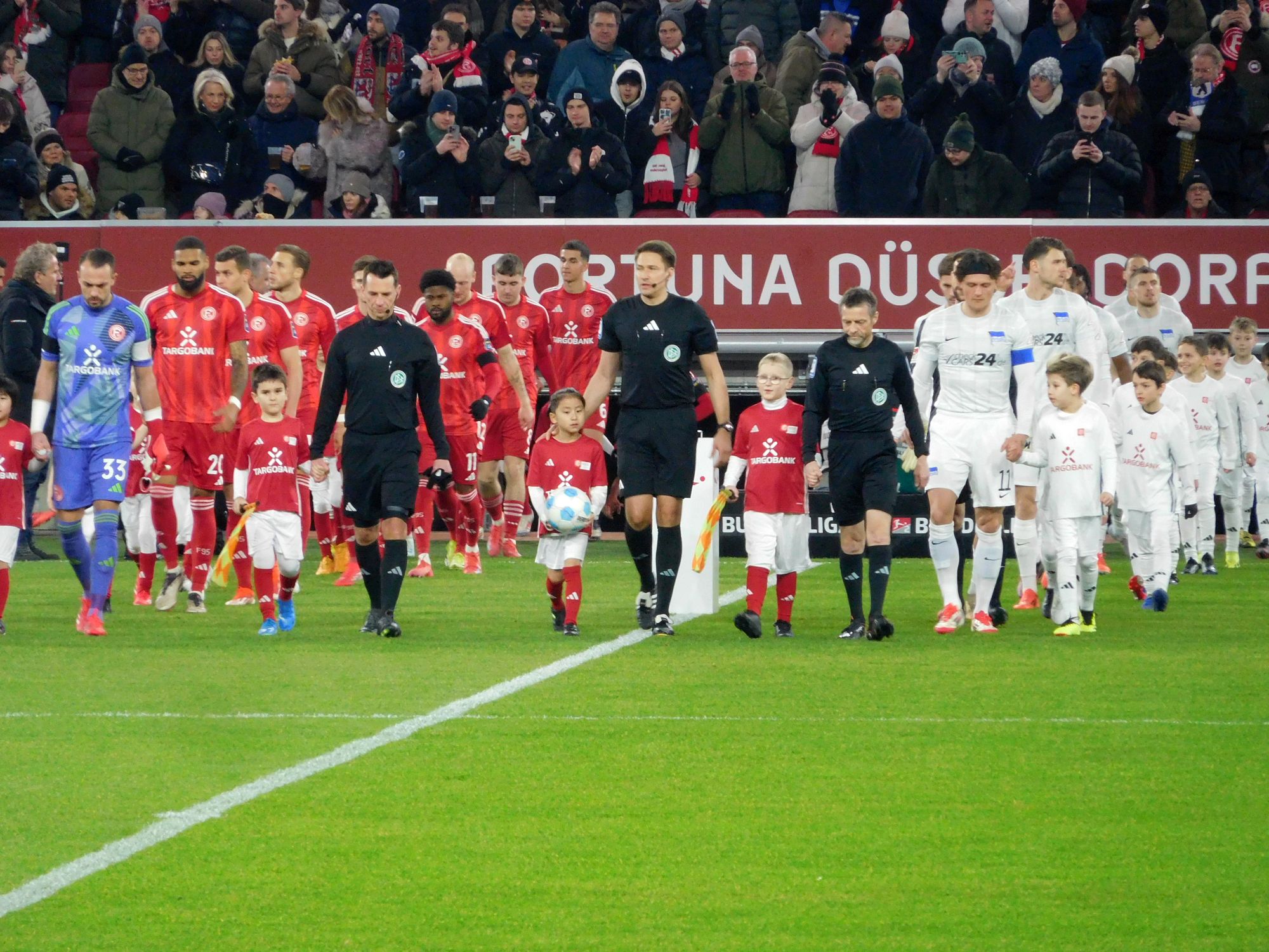 F95 vs Hertha: Der Einlauf der Matadoren aus ungewöhnlicher Perspektive (Foto: FP)