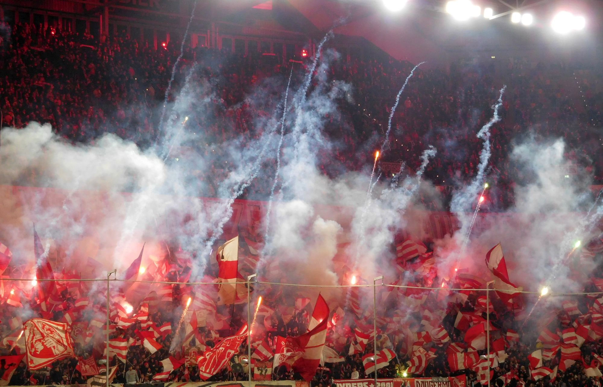 F95 vs Hertha: Wunderbar brennende und rauchende Choreo in der Kurve (Foto: FP)