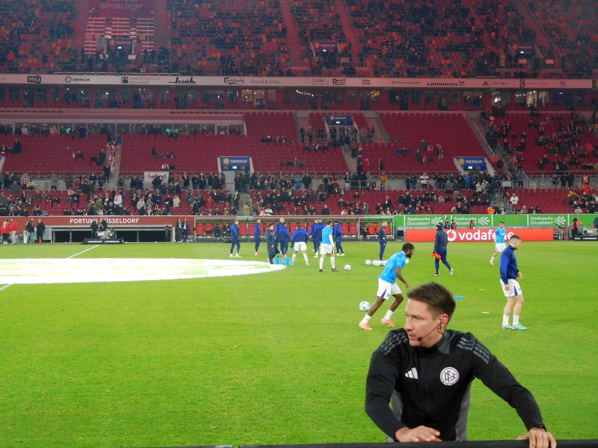 F95 vs Hertha: Schiri Reichel beim Aufwärmen - ganz nah (Foto: FP)