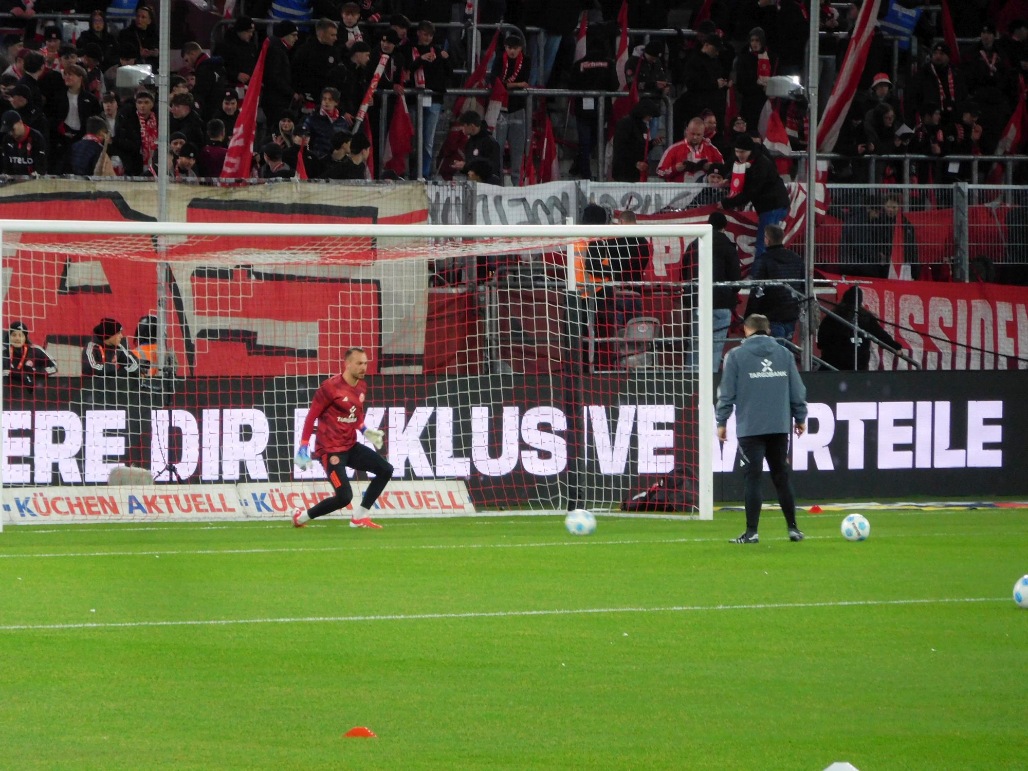 F95 vs Hertha: Florian Kastenmeier lässt sich warm schießen (Foto: FP)
