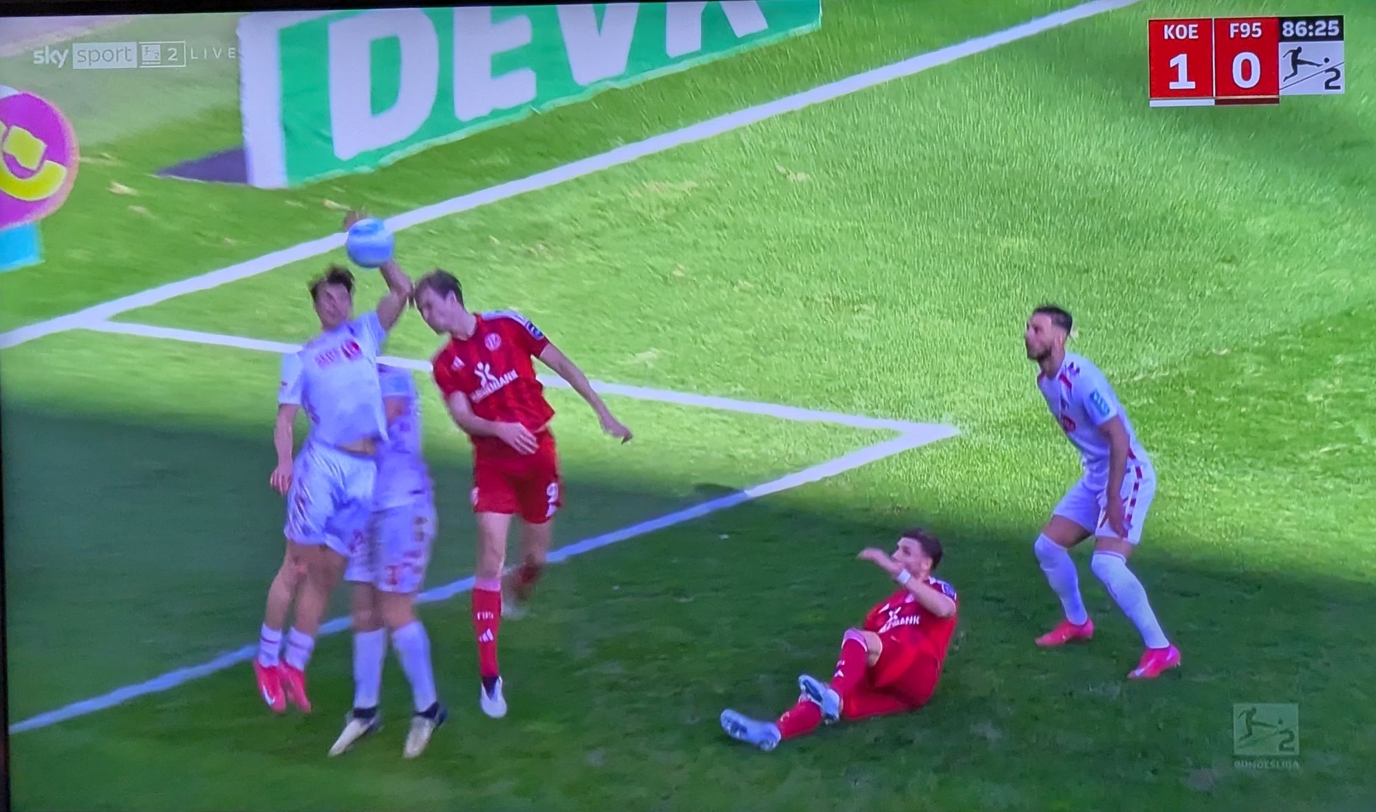 Äff-Zeh vs F95: Das clowneske Handspiel eines Ölners im eigenen Fünfer (Screenshot Sky)