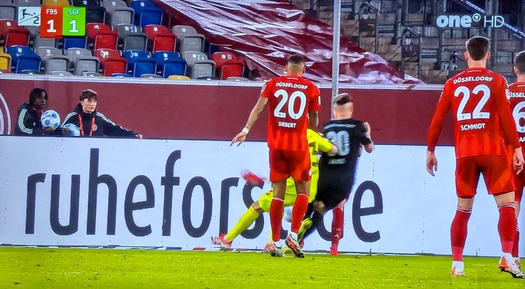 F95 vs Fürth: Kastenmeier haut den Klaus um (Screenshot ARD)