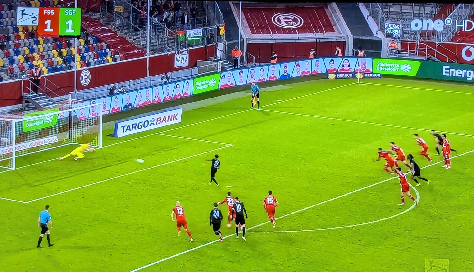 F95 vs Fürth: Kastenmeier hält den Elfer (Screenshot ARD)