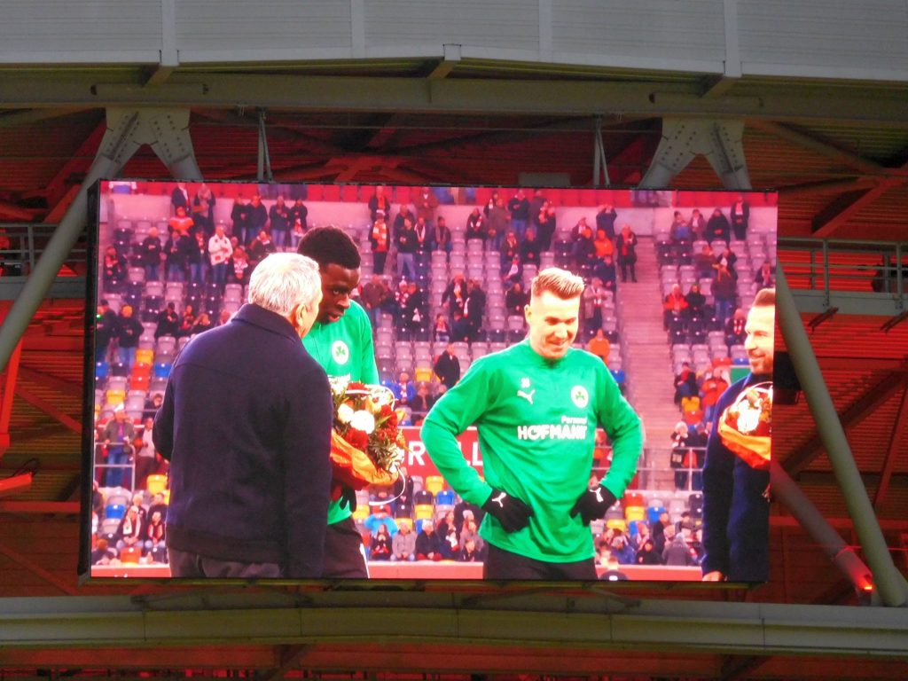 F95 vs Fürth: Klaus Allofs begrüßt Quarshie und Klaus (Foto: FP)